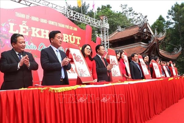 Khai bút đầu xuân Quý Mão tại đền thờ thầy giáo Chu Văn An - Anh 1
