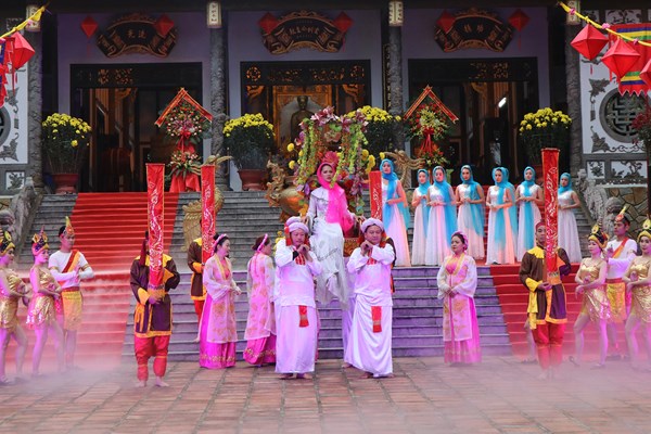 Khai hội đền Huyền Trân tại Huế - Anh 1