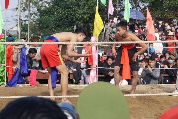 Lưu giữ nét đẹp văn hóa của Hội vật làng Sình - Anh 2