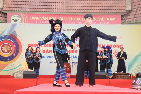 Người trẻ tham gia bảo tồn Trang phục truyền thống đồng bào các DTTS: Không để 