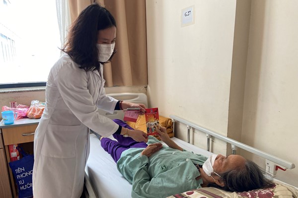 Bệnh nhân cao tuổi khám và điều trị tăng 30% so với dịp trước Tết - Anh 1