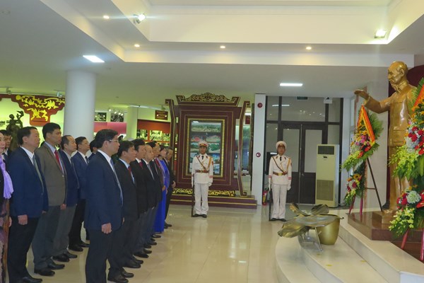 Khai mạc triển lãm “Quê hương- Đất nước- Mùa xuân” - Anh 1