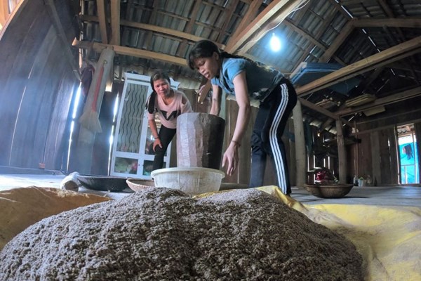 Nâng tầm thương hiệu rượu cần của đồng bào Hrê - Anh 2