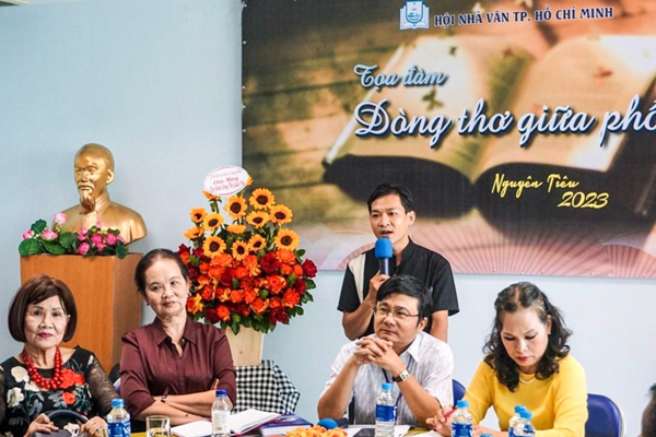 “Gieo vần” thơ trong lòng đô thị - Anh 1