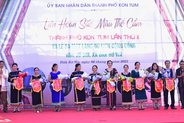 Kon Tum: Khai mạc Liên hoan sắc màu thổ cẩm và ra mắt làng du lịch cộng đồng Kon Jơ Ri - Anh 1