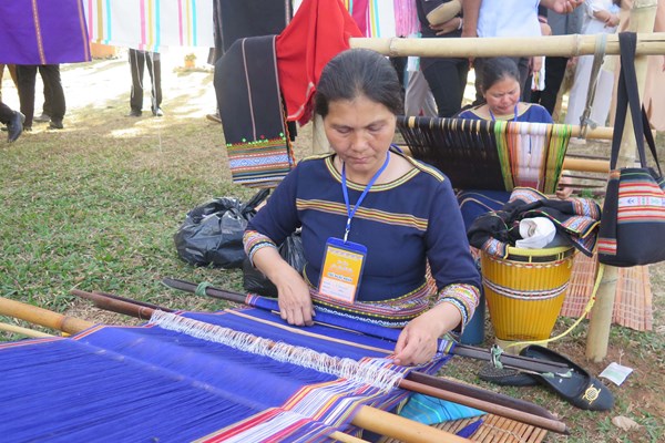 Kon Tum: Khai mạc Liên hoan sắc màu thổ cẩm và ra mắt làng du lịch cộng đồng Kon Jơ Ri - Anh 2