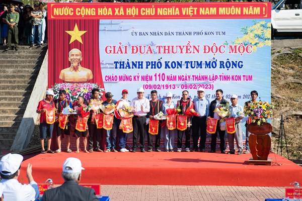 Kon Tum: Sôi nổi Giải đua thuyền độc mộc trên dòng sông Đăk Bla - Anh 1