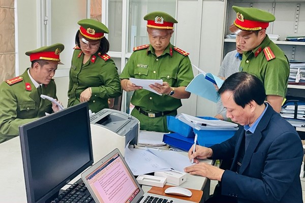 Quảng Nam : Khởi tố 13 bị can nhận hối lộ, môi giới hối lộ tại Trung tâm đăng kiểm - Anh 1