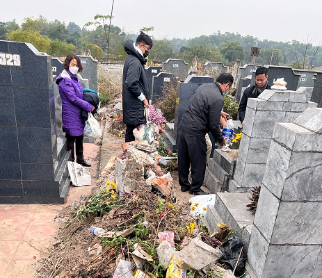 Nghĩa trang Yên Kỳ ngập rác - Anh 1
