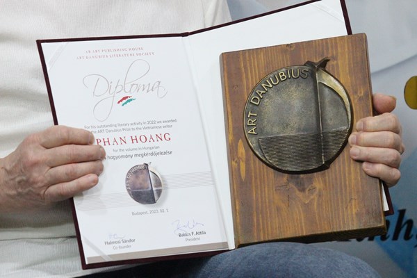 Giao lưu với hai nhà thơ Hungary - Anh 1