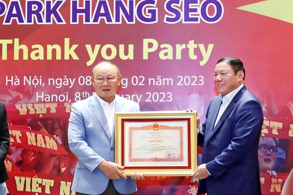Người chạm đến trái tim của cổ động viên bóng đá Việt Nam - Anh 1