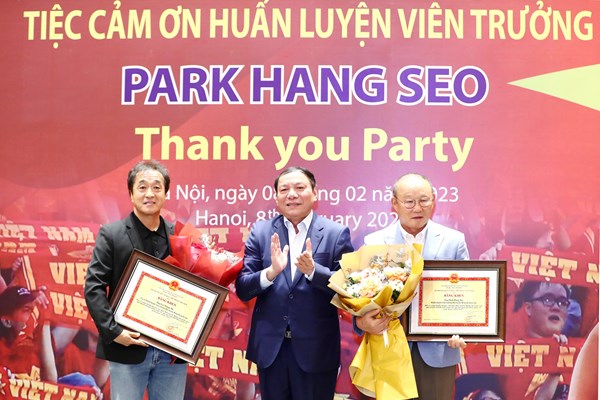 Người chạm đến trái tim của cổ động viên bóng đá Việt Nam - Anh 2