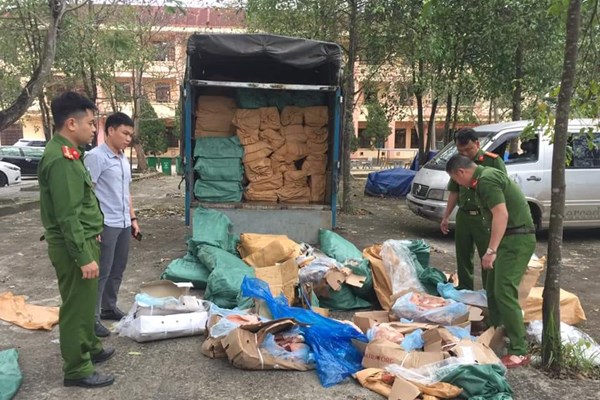 Bắt giữ xe tải vận chuyển 5,9 tấn thịt động vật đã bốc mùi hôi thối - Anh 1