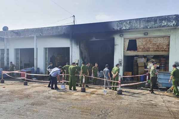 Cháy tại Cảng cá Quy Nhơn, một người tử vong - Anh 2