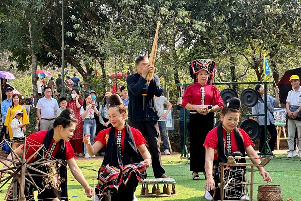 Rộn ràng sắc màu văn hóa các dân tộc tại 