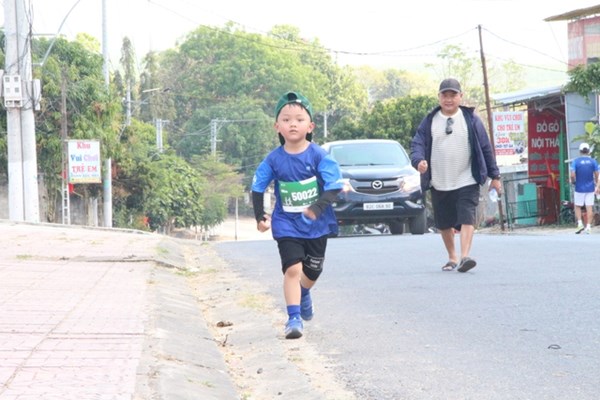 Kon Tum: Gần 1.000 VĐV  tham gia giải Thaco Marathon vì An toàn giao thông - Sa Thầy 2023 - Anh 2
