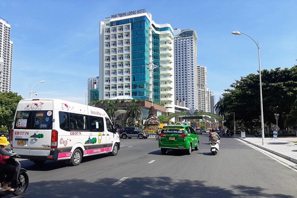 Khánh Hòa: Giá phòng giảm sâu, nhiều khách sạn vẫn vắng khách - Anh 1