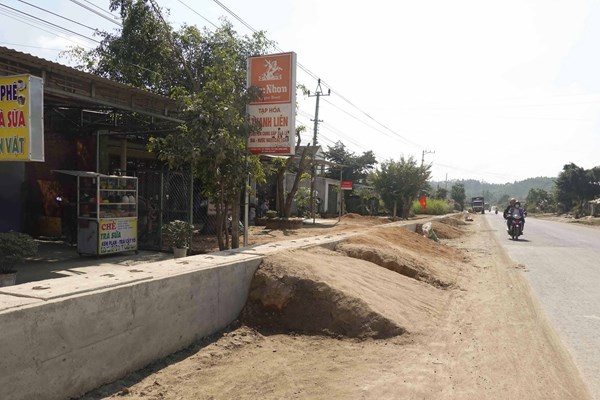 Dân bức xúc vì nền đường quốc lộ 19 cao hơn nền nhà - Anh 2