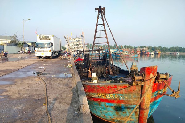 Đang neo đậu ở cửa Gianh, 2 tàu cá bị cháy trong đêm - Anh 2