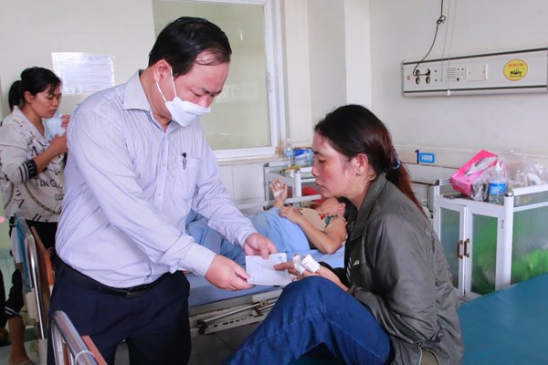 Thăm hỏi gia đình các nạn nhân trong vụ tai nạn giao thông đặc biệt nghiêm trọng - Anh 1
