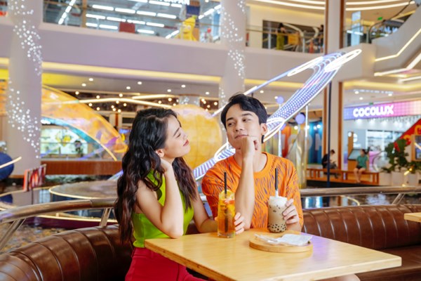 Giới trẻ đổ về trung tâm thương mại tận hưởng “ăn – chơi – sắm” ngày Valetine - Anh 2