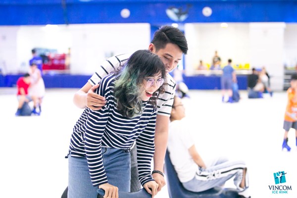 Giới trẻ đổ về trung tâm thương mại tận hưởng “ăn – chơi – sắm” ngày Valetine - Anh 3