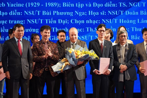 Công trình nghệ thuật hợp tác​​​​​​​ Việt Nam - Algeria qua tác phẩm “Người đi dép cao su”: Hình tượng Hồ Chí Minh trong kịch của tác giả Algeria - Anh 1