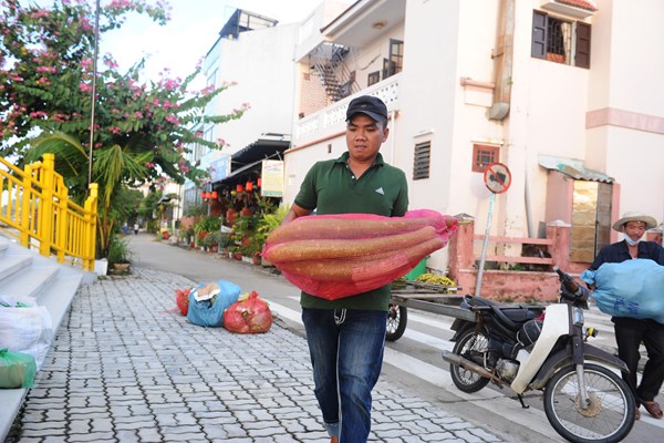 Vượt sóng lớn đưa hàng ra đảo - Anh 4