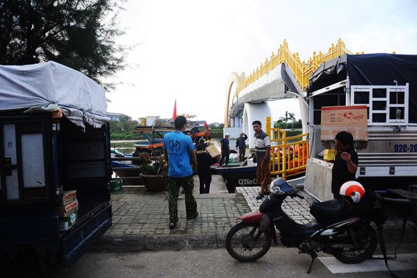 Vượt sóng lớn đưa hàng ra đảo - Anh 1