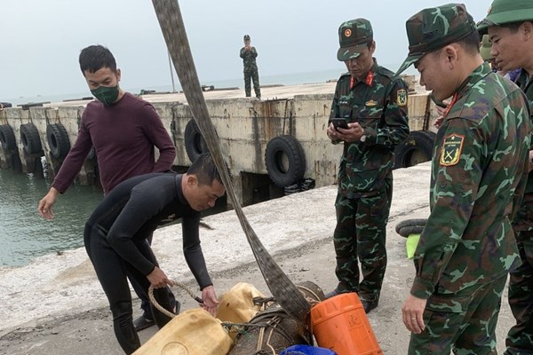 Di dời thành công quả bom ở vùng biển Hòn La - Anh 2