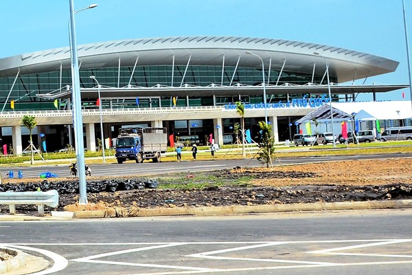 Nhân viên sân bay Phú Quốc trả lại tài sản cho khách - Anh 1