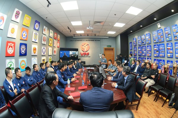 Trọng tài V.League làm quen với công nghệ VAR - Anh 1