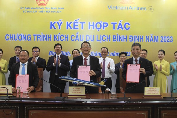 Bình Định: Ký kết hợp tác chương trình kích cầu du lịch - Anh 2