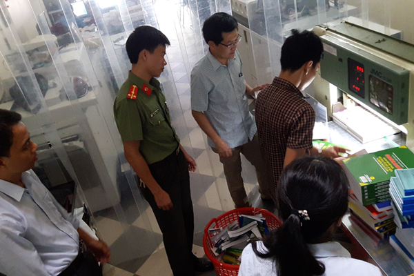 Xử phạt 8 triệu đồng đối tượng kinh doanh sách lậu - Anh 1
