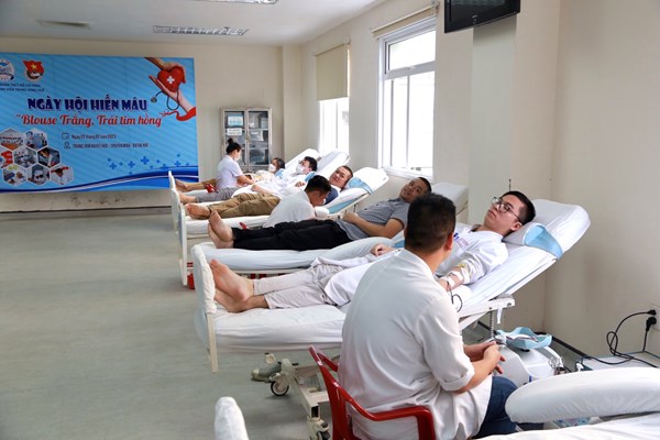 Hơn 200 y, bác sĩ Bệnh viện Trung ương Huế hiến máu cứu người - Anh 1