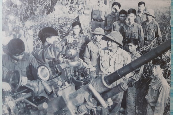 Dâng hương tại nhà thờ gia đình Trung tướng Đồng Sỹ Nguyên - Anh 2