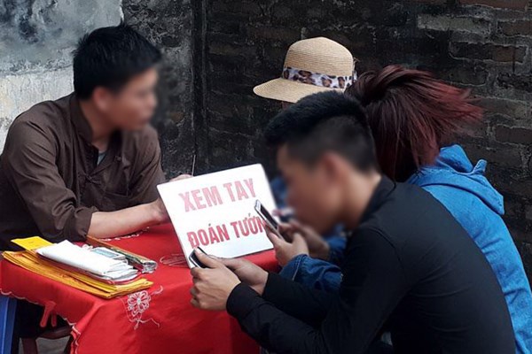Xử lý nghiêm các hiện tượng mê tín dị đoan tại di tích lễ hội - Anh 2