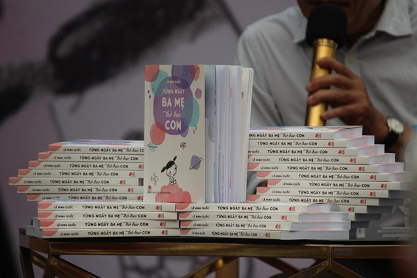 Giao lưu và ra mắt sách Từng ngày ba mẹ thở theo con - Anh 2