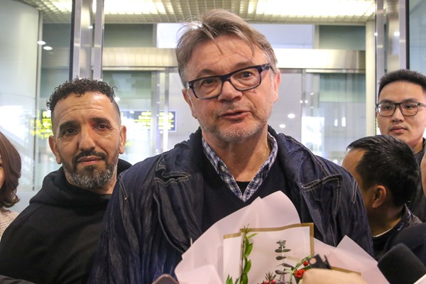 HLV Philippe Troussier đã có mặt tại Việt Nam - Anh 2