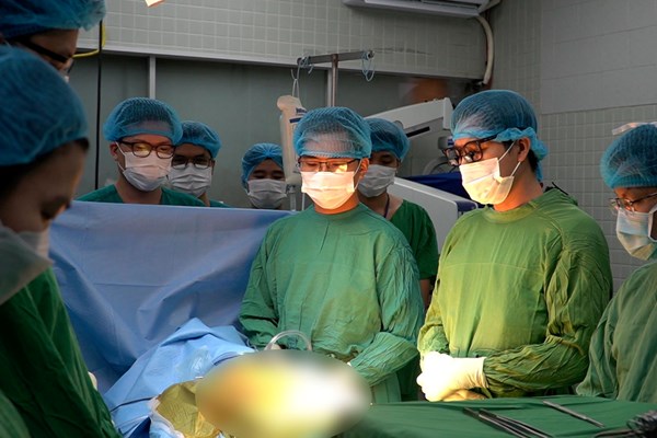 “Nghẹt thở” ca ghép tạng xuyên Việt - Anh 1