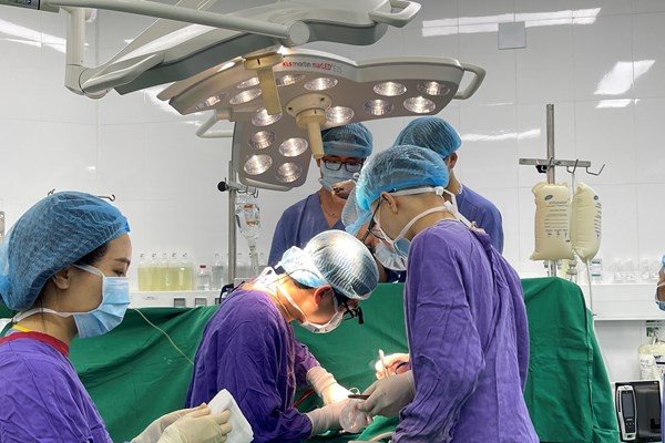 Kỷ niệm ngày Thầy thuốc Việt Nam 27.2: Những người thầy thuốc dám dấn thân - Anh 1