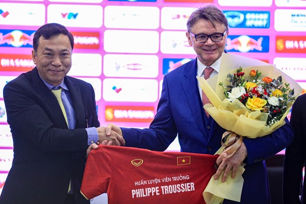 HLV Philippe Troussier: “Mục tiêu của tôi là nâng tầm, cải thiện thứ hạng của BĐVN” - Anh 2