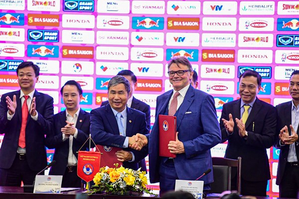 HLV Philippe Troussier: “Mục tiêu của tôi là nâng tầm, cải thiện thứ hạng của BĐVN” - Anh 1