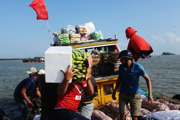 Chuyện về lão ngư Hiến “rỗi” vượt biển động cứu người - Anh 2
