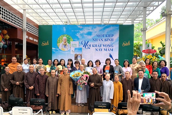 Giao lưu và ra mắt sách Một kiếp nhân sinh và Nơi khát vọng nảy mầm - Anh 1