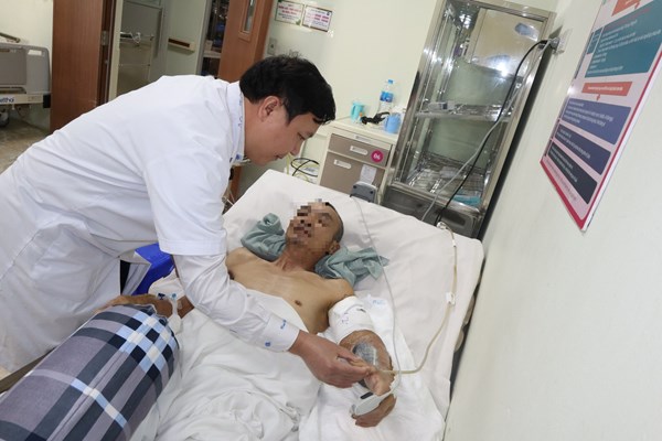 Xuyên đêm nối cánh tay đứt rời cho người bệnh - Anh 1