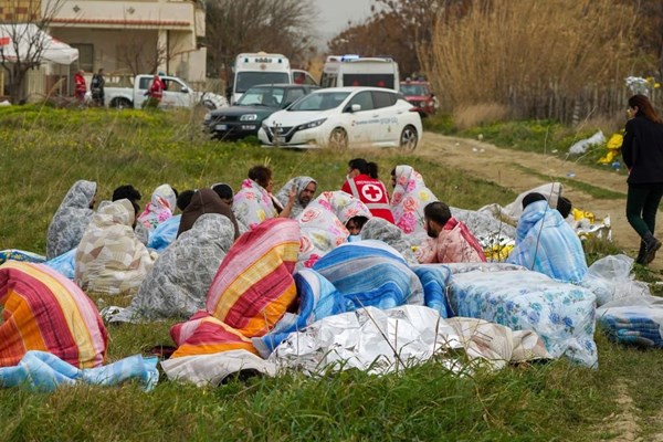 Italia kêu gọi 'dừng' các chuyến đi khi số người chết trong vụ đắm tàu di cư lên tới 63 - Anh 3