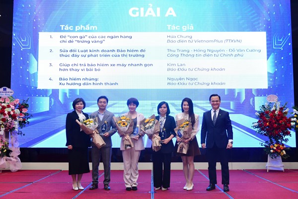 Trao giải báo chí về Bảo hiểm năm 2022 - Anh 1
