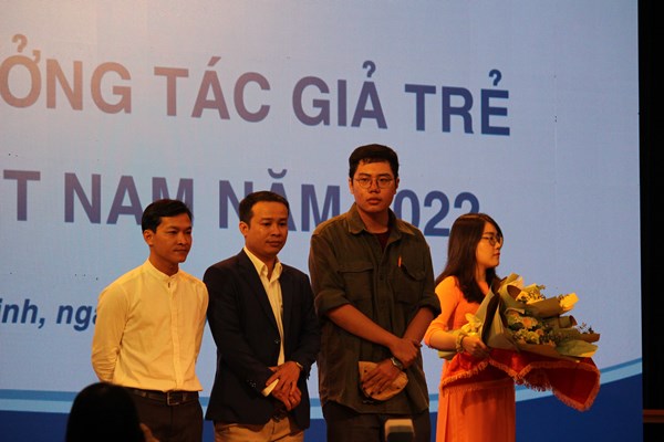 Giải thưởng Tác giả Trẻ 2022: Một bước ngắn trong cả chặng dài - Anh 1