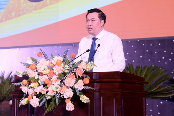 Để giá trị của Đề cương trường tồn cùng dân tộc - Anh 10